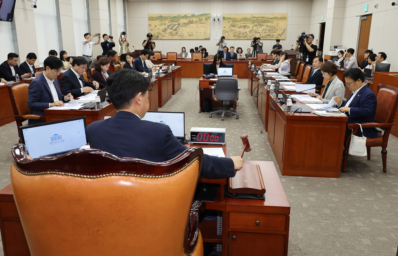 8일 국회에서 열린 이진숙 사회부총리 겸 교육부 장관 인사청문요청안 등을 심의하는 교육위원회 전체회의에서 더불어민주당 소속 김영호 위원장이 의사봉을 두드리고 있다. 사진=연합뉴스. 