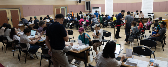 8일 민생안정지원금 지급 신청을 위해 증평군청을 찾은 증평군민들이 인산인해를 이루고 있다. 증평군 제공