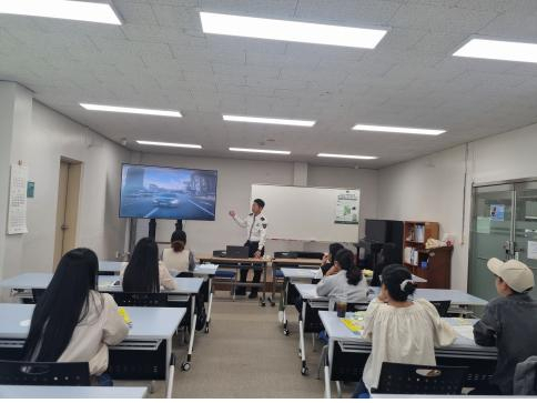 ▲이론 강의에 참석한 결혼이주여성들이 진지한 표정으로 수업에 집중하고 있다. 한국어와 교통법규라는 이중의 장벽 앞에서도 서로를 격려하며, 스스로의 삶을 운전할 수 있는 힘을 키워가는 모습.