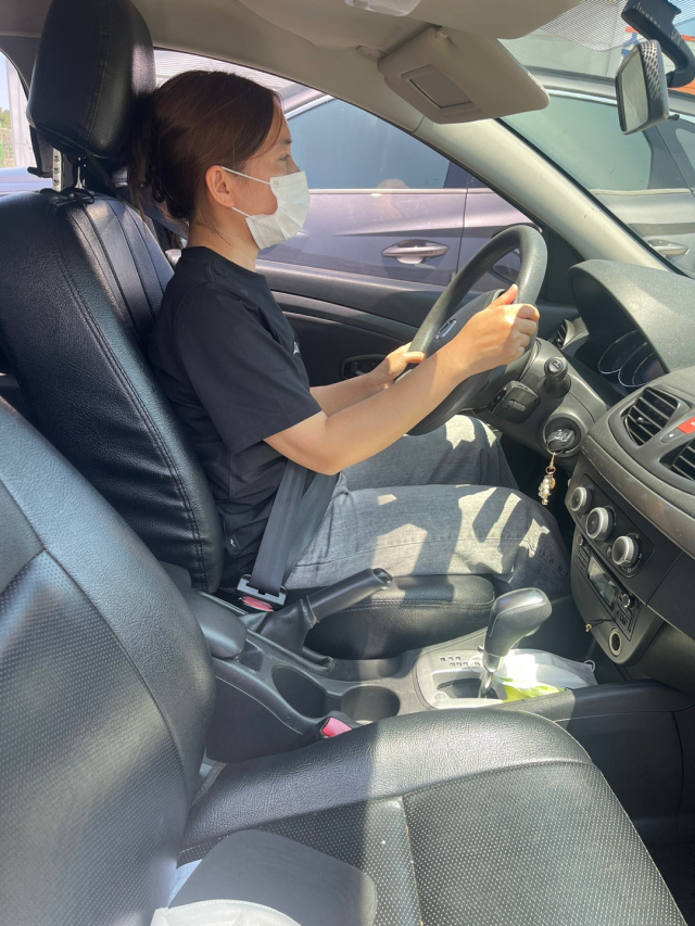▲운전면허를 취득한 결혼이주여성이 차량 운전석에 앉아 진지한 표정으로 주행을 준비하고 있다.