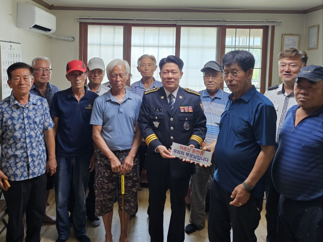 ▲ 충주경찰서 윤원섭 (오른쪽 세 번째)서장이 9일 어르신 교통사고 예방과 보이스피싱 피해 방지를 위해 신니면 화심 경로당을 찾아 현장 홍보활동을 펼치고 있는 모습이다.사진=충주경찰서