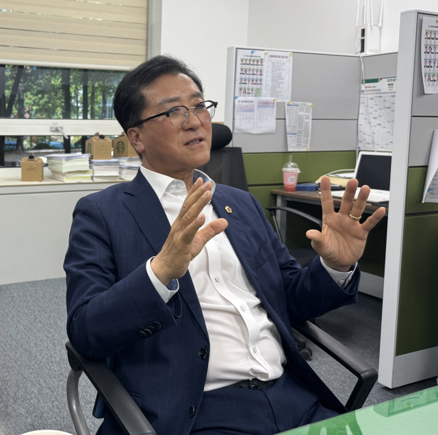 조원휘 대전시의회 의장이 9일 대전시의회 기자실에서 기자간담회를 열고 취임 1주년 소회를 밝히고 있다. 사진=조사무엘 기자.