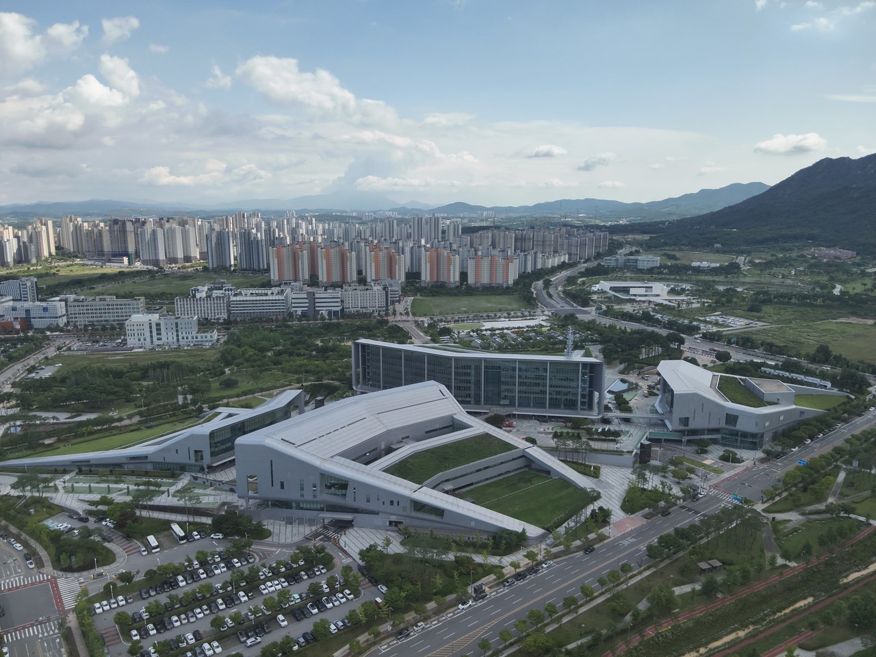충남도청과 내포신도시 [충남도 제공]