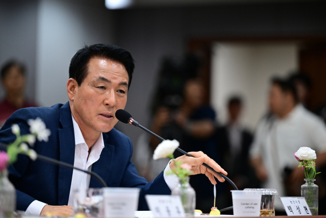 ▲백성현 논산시장이 충청남도 지방정부 회의에서 황룡재 터널 공사의 조기 보상 협의 추진을 건의하고 있다.