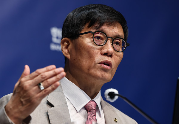  이창용 한국은행 총재가 10일 서울 중구 한국은행에서 열린 금융통화위원회 금리 결정에 대한 기자간담회에서 취재진 질문에 답하고 있다. 사진=연합뉴스 제공