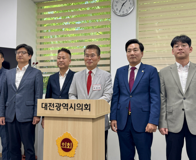 박경호 국민의힘 대덕구 당협위원장(가운데)이 10일 오후 대전시의회 기자실에서 대전시당위원장 출마를 공식화했다. 사진=조사무엘 기자.
