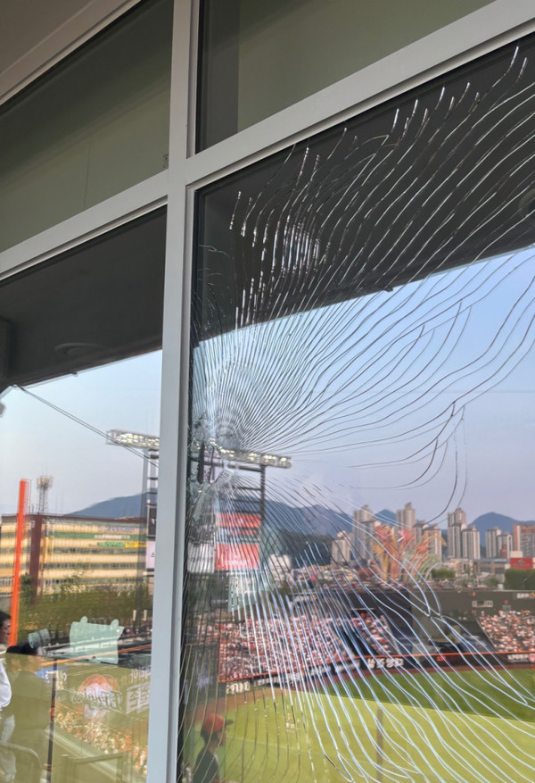 10일 대전한화생명볼파크에서 열린 홈경기에서 파울 타구에 맞아 파손된 스카이박스 유리창. 독자 제공