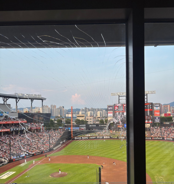 10일 대전한화생명볼파크에서 열린 홈경기에서 파울 타구에 맞아 파손된 스카이박스 유리창. 독자 제공