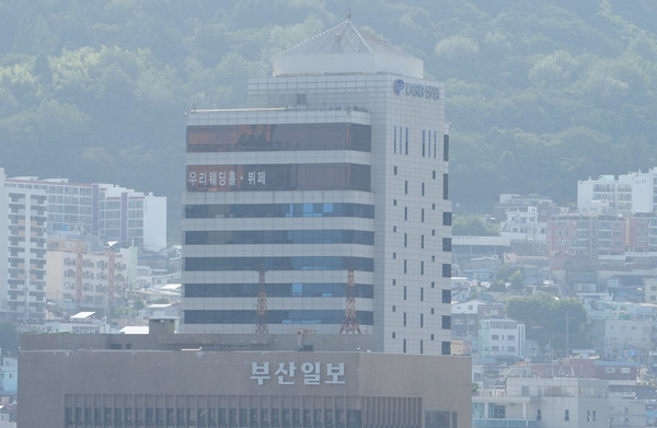 해양수산부는 10일 이전 청사로 부산시 동구에 있는 IM빌딩과 협성타워 두 곳을 임차해 사용하기로 결정했다고 밝혔다. 이는 이재명 대통령이 지난달 24일 국무회의에서 해수부의 부산 연내 이전 방안을 마련하라고 지시한 데 따른 후속 조치다. 사진은 해양수산부가 임차하기로 한 IM빌딩. 사진=연합뉴스 제공
