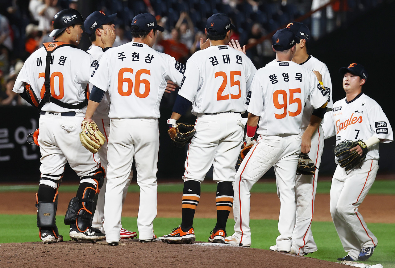 8일 대전 한화생명 볼파크에서 열린 2025 신한 SOL 뱅크 KBO리그 KIA 타이거즈와 한화 이글스의 경기. 14-8로 승리하며 50승 고지에 오른 한화 선수들이 기뻐하고 있다. 2025.7.8 사진=연합뉴스. 