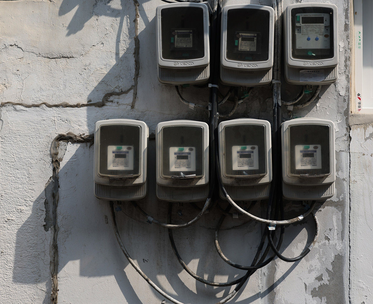 시내 주택가 외벽에 부착된 전력량계. 사진=연합뉴스.