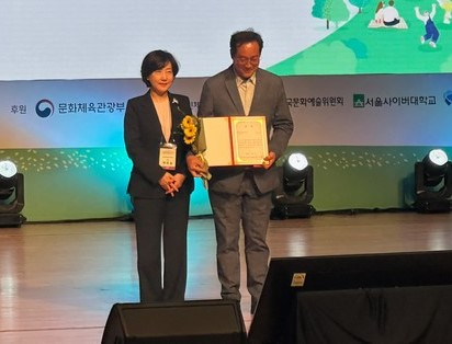 제천문화재단 김호성(오른쪽) 상임이사 수상 모습.제천시 제공