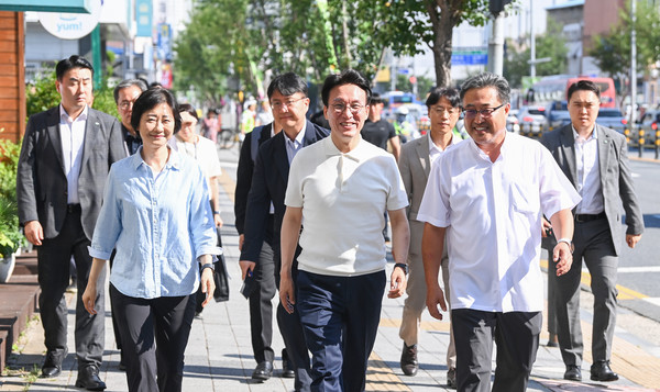 김민석 국무총리가 9일 여름철 취약계층 현장 점검을 위해 대전 동구 쪽방촌 일대를 둘러보고 있다. 김주형 기자 kjh2667_@cctoday.co.kr