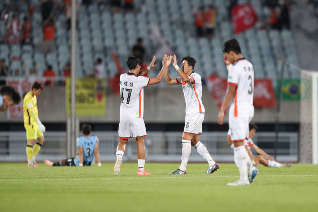 12일 천안종합운동장에서 열린 ‘하나은행 K리그2 2025’ 20라운드 천안과 화성FC의 경기는 원정팀 화성의 3대 2 승리로 끝났다. 화성 선수들이 경기 종료 후 기뻐하고 있다. 한국프로축구연맹 제공.