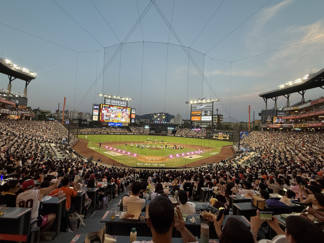 12일 대전한화생명파크에서 열린 ‘2025 신한 SOL뱅크 KBO 올스타전’에서 CGV 클리닝타임쇼가 진행됐다. 사진=서유빈 기자