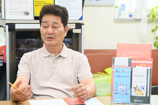 ▲ 곽계윤 문창시장 상인회 부회장이 충청투데이와 인터뷰에서 전통시장이 지켜야 할 가치와 나아가야 할 방향에 대해 이야기하고 있다. 김주형 기자 kjh2667_@cctoday.co.kr