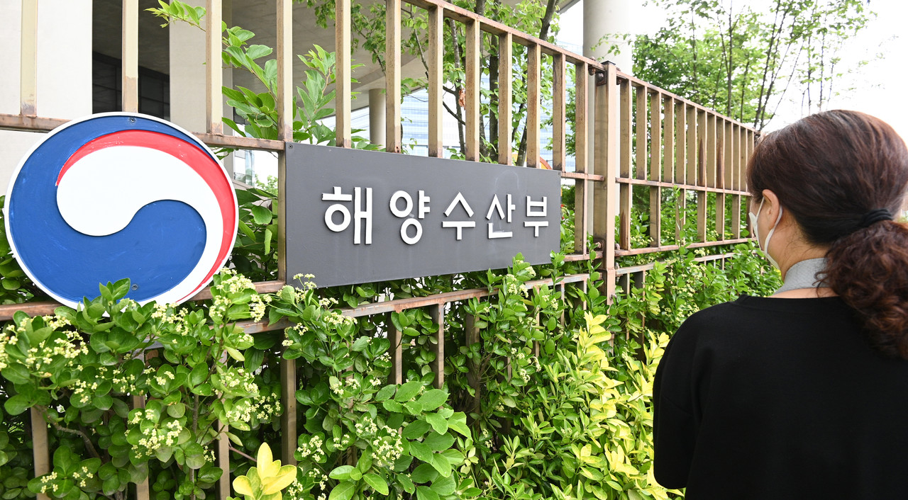 해양수산부의 부산 이전안이 속도감 있게 추진되고 있는 가운데 정부세종청사 해수부 앞을 한 시민이 지나가고 있다. 김주형 기자 kjh2667_@cctoday.co.kr