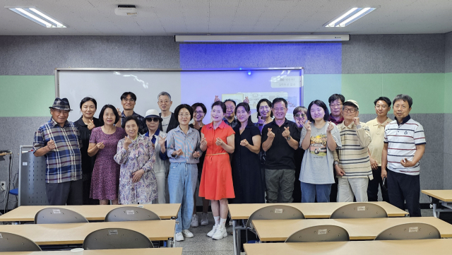 대전시민대학 강좌 '시창작 교실 힐링포엠' 올해 3학기 수강자들이 단체 사진을 찍고 있다. 사진 대전문인총연합회 제공