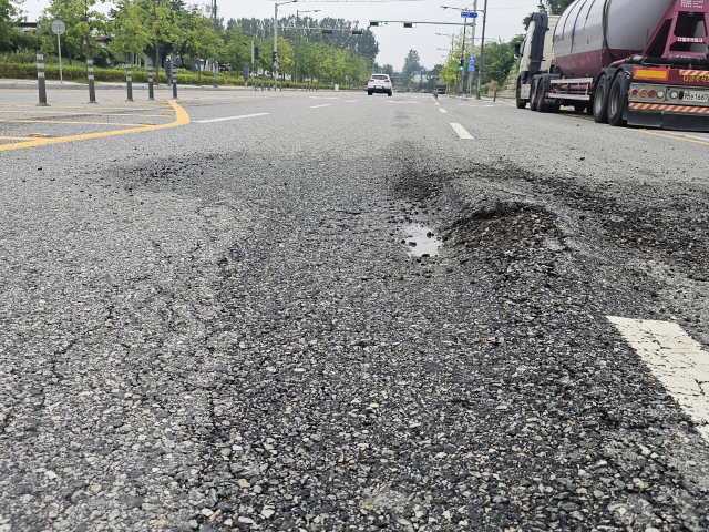 충주시 칠금금릉동 윷갓길에서 능암늪지 방향으로 이어지는 도로 구간에 아스콘 포장면이 일부 침하되고 갈라지며 차량 통행에 불편을 주고 있는 모습이다. 연약지반에 따른 도로 침하 현상으로, 시민 안전을 위한 신속한 보수가 요구되고 있다.사진=김의상 기자