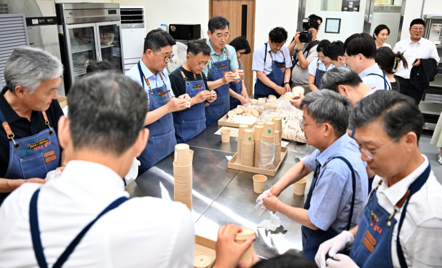충남대와 국립공주대 주요 보직자 30여명이 14일 빵 나눔 봉사활동에 참여했다. 사진 충남대 제공