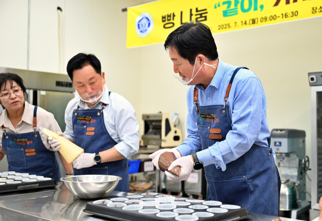 충남대와 국립공주대 주요 보직자 30여명이 14일 빵 나눔 봉사활동에 참여했다. 사진 충남대 제공