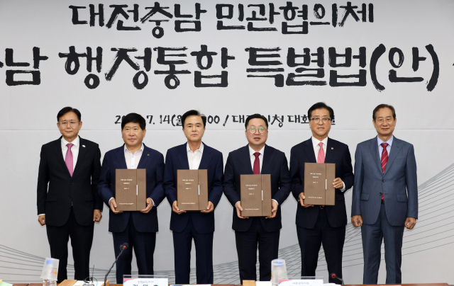 14일 대전충남 행정통합 특별법(안) 증정식이 대전시청 대회의실에서 열렸다. (왼쪽부터) 정재근 민관협의체 충남 공동위원장, 홍성현 충남도의회 의장, 김태흠 충남도지사, 이장우 대전시장, 조원휘 대전시의회 의장, 이창기 민관협의체 대전 공동위원장이 기념촬영을 하고 있다. 김주형 기자 kjh2667_@cctoday.co.kr