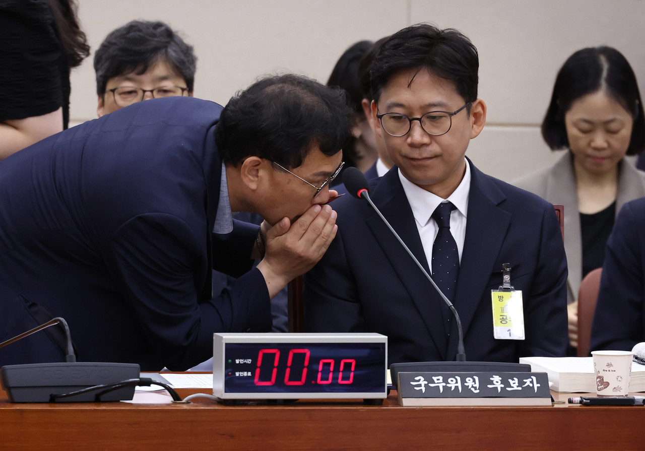 14일 서울 여의도 국회 과학기술정보방송통신위원회 전체 회의에서 열린 인사청문회에서 여야의원들이 퇴장한 가운데 배경훈 과학기술정보통신부 장관 후보자가 대기하며 관계자와 대화하고 있다. 2025.7.14