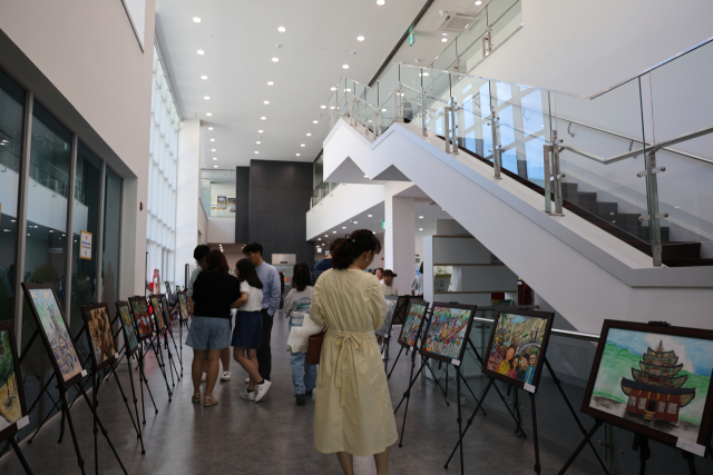 12일 ‘2025 열두빛깔 어울림 한마당 우리고장 알리기 그리기 대회’ 시상식이 열린 충북안전체험관에서 학생과 학부모들이 전시된 작품들을 살펴보고 있다. 사진=이용민 기자