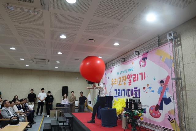 12일 ‘2025 열두빛깔 어울림 한마당 우리고장 알리기 그리기 대회’ 시상식 사전행사로 마술공연이 진행되고 있다. 사진=이용민 기자
