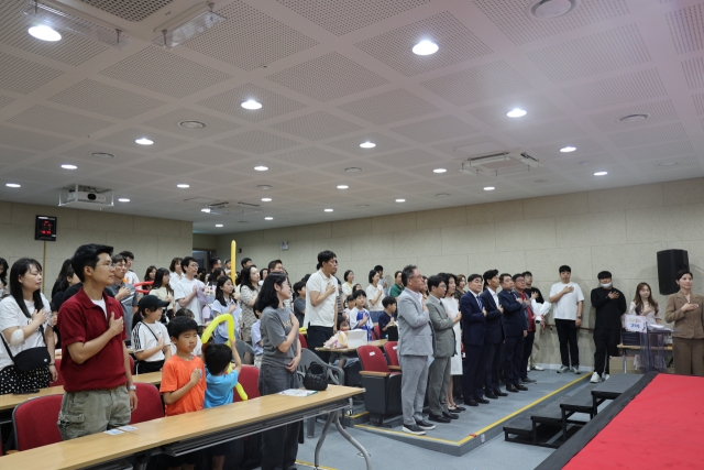 12일 ‘2025 열두빛깔 어울림 한마당 우리고장 알리기 그리기 대회’ 시상식에서 국민의례가 진행되고 있다.사진=이용민 기자