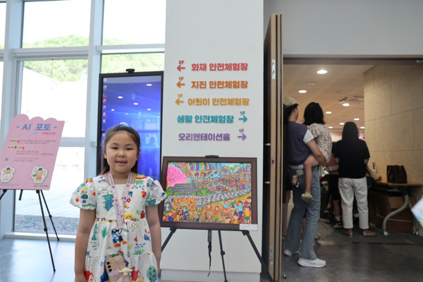 12일 ‘2025 열두빛깔 어울림 한마당 우리고장 알리기 그리기 대회’ 시상식에서 대상을 수상한 강로이(금천초) 학생이 자신의 작품 '상당산성'과 함께 기념사진을 찍고 있다. 사진=이용민 기자