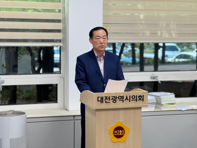 여황현 전 국민의힘 대전시당 노동위원장이 14일 대전시의회에서 기자회견을 열고 이상민 시당위원장 후보의 사퇴를 촉구하고 있다. 사진=조사무엘 기자.