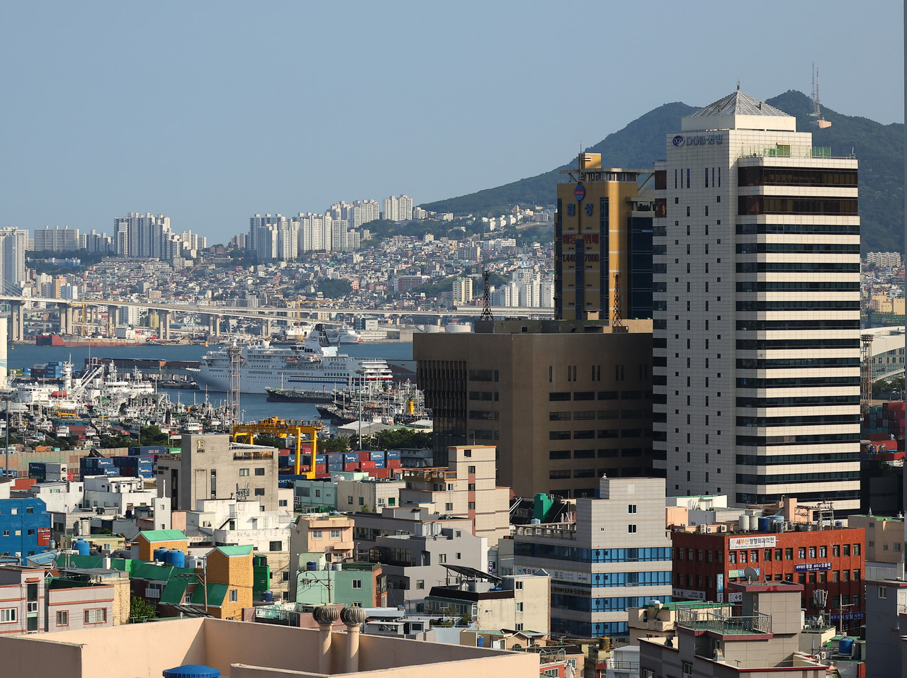 해양수산부는 10일 이전 청사로 부산시 동구에 있는 IM빌딩과 협성타워 두 곳을 임차해 사용하기로 결정했다고 밝혔다. 사진은 해양수산부가 임차하기로 한 IM빌딩(오른쪽 흰색건물)과 협성타워(왼쪽). 두 건물 모두 부산 1호선 부산진역 인근에 있고 북항 재개발지역과 멀지 않다. 2025.7.10 사진=연합뉴스. 
