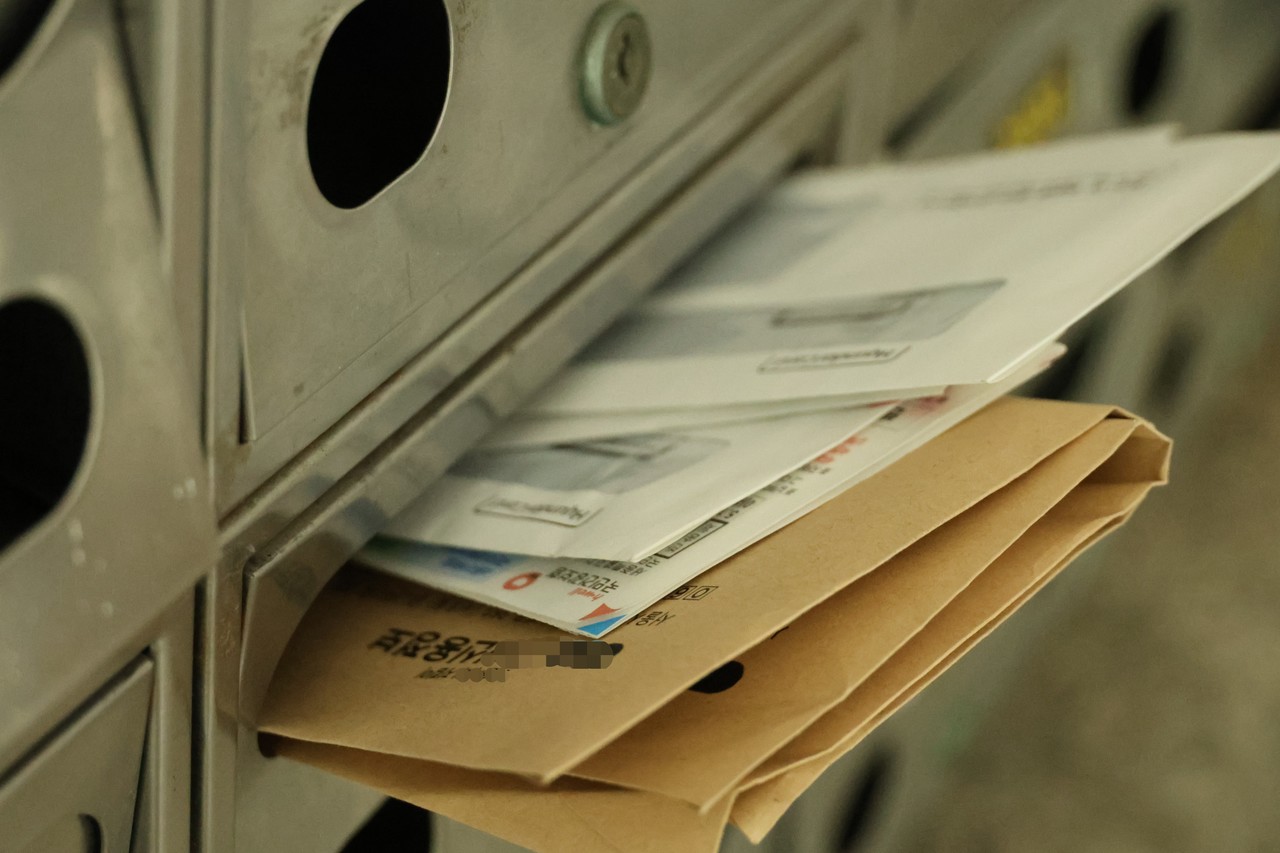 모자 집 우편함에 있는 우편물[촬영 강수환] 사진=연합뉴스.