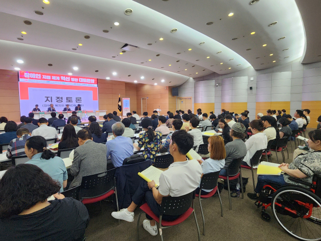 천안시의회는 14일 오후 천안시청 대회의실에서 이상구·이종만·김강진 의원 주관으로 ‘장애인 지원체계 혁신 방안 대토론회’를 개최했다. 사진=박동혁 기자.