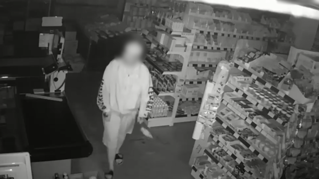 지난 5월 17일 대전 대덕구의 한 영업이 종료된 마트에서 30대 남성이 물건을 훔치고 있는 모습. 대전경찰청 제공