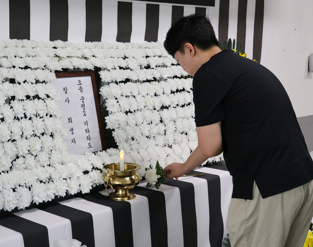 오송 지하차도 참사 2주기를 맞은 15일 오후 청주시청 임시청사에 마련된 시민분향소에서 한 시민이 희생자들을 추모하고 있다. 2025.7.15 사진=연합뉴스. 