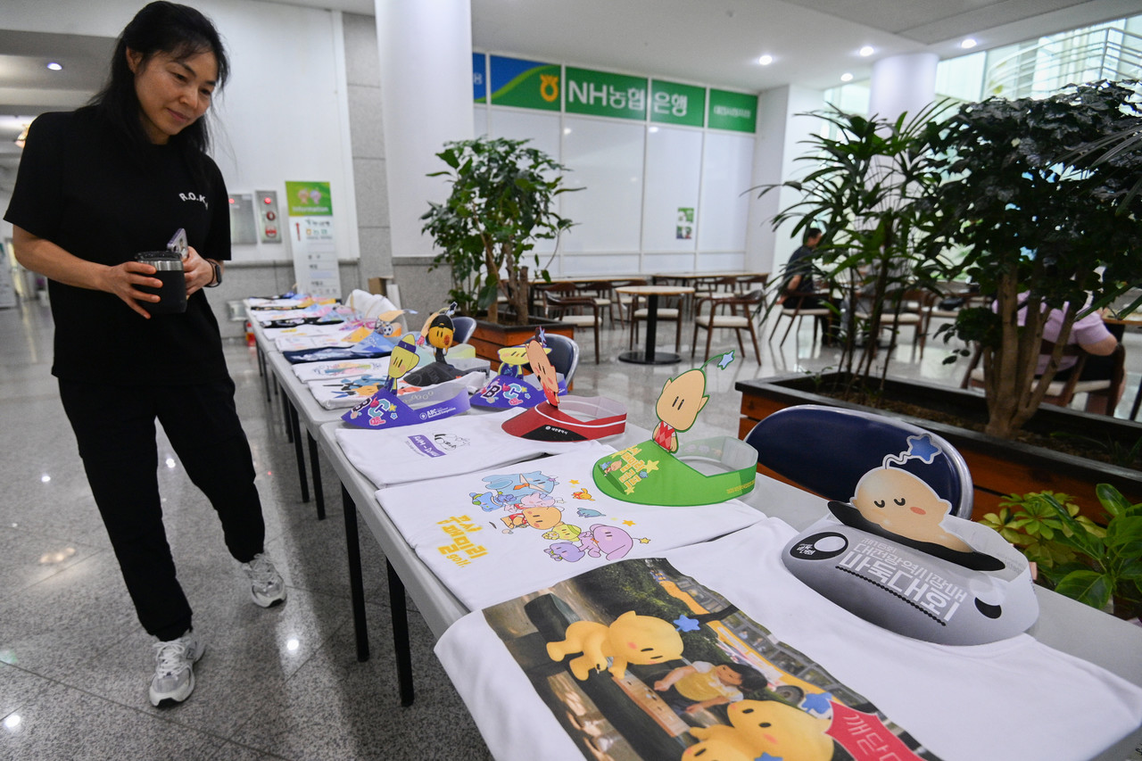 15일 대전시청 1층로비에서 열린 '2025 꿈씨패밀리 스포츠 디자인 산학협력 프로젝트 전시회'를 찾은 시민들이 한남대학교, 목원대학교 디자인 전공 학생들이 만든 작품을 관람하고 있다. 김주형 기자 kjh2667_@cctoday.co.kr