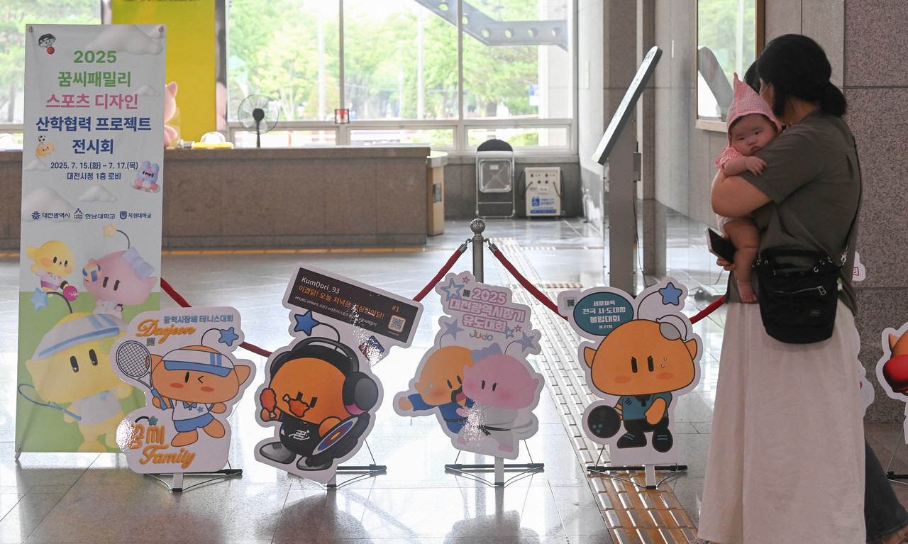 15일 대전시청 1층로비에서 열린 '2025 꿈씨패밀리 스포츠 디자인 산학협력 프로젝트 전시회'를 찾은 시민들이 한남대학교, 목원대학교 디자인 전공 학생들이 만든 작품을 관람하고 있다. 김주형 기자 kjh2667_@cctoday.co.kr