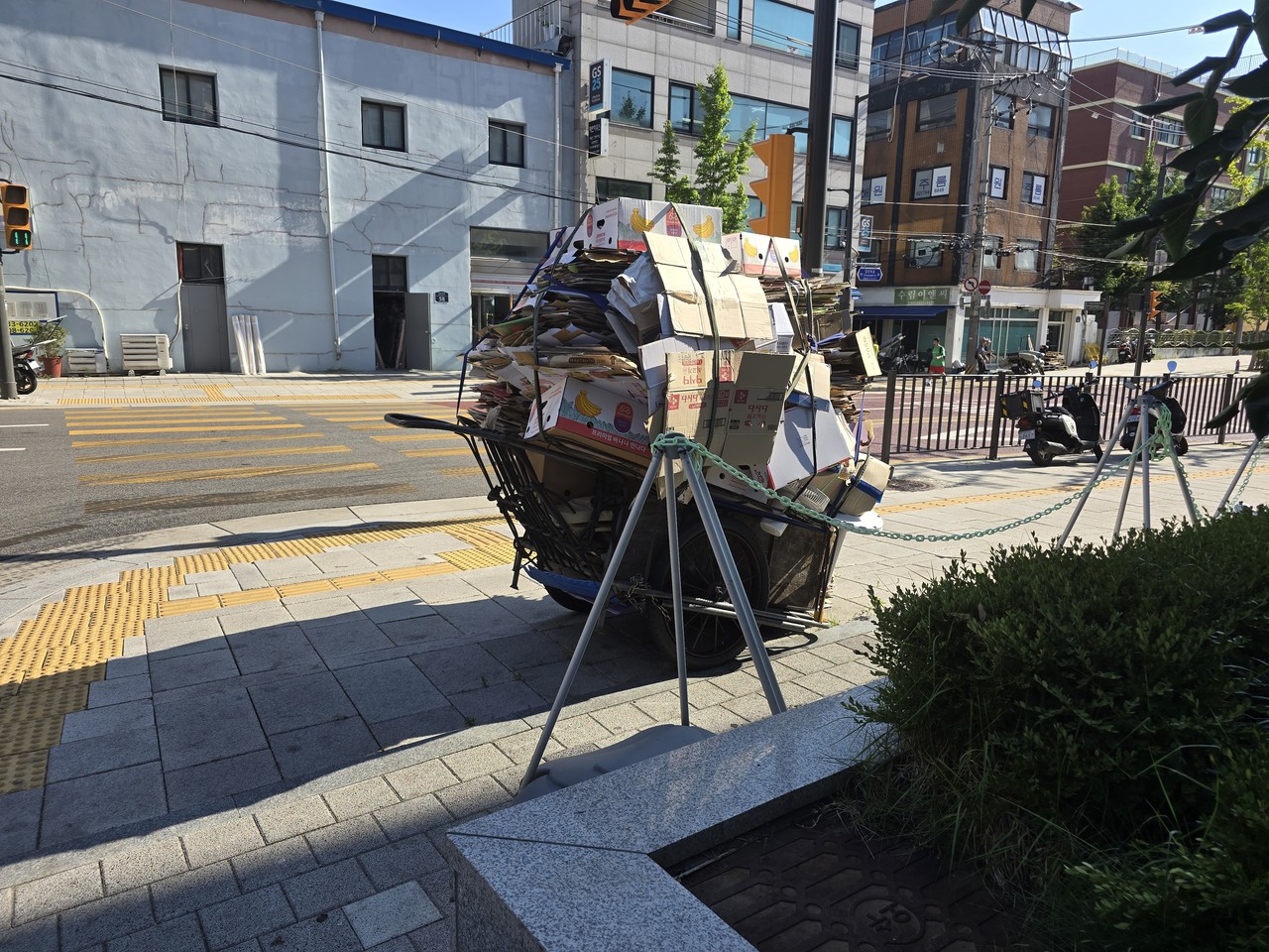 한 거리에 폐지를 가득 실은 손수레가 세워져 있다. 2025.7.10 사진=연합뉴스.