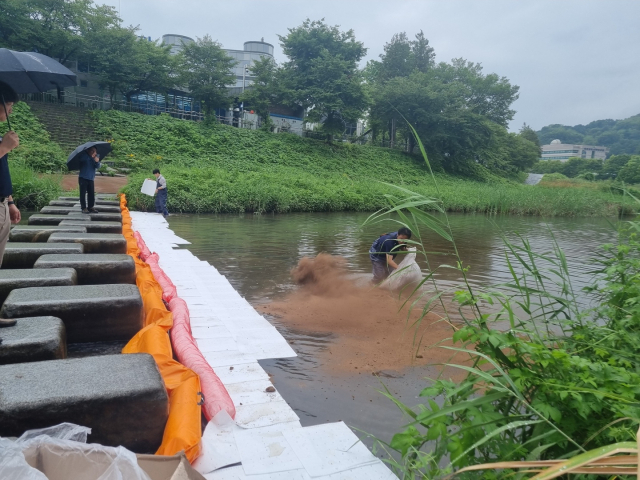 16일 탄동천에서 한국항공우주연구원에서 유출된 항공유 제거를 위한 방재작업이 진행되고 있다. 대전 유성구청 제공.