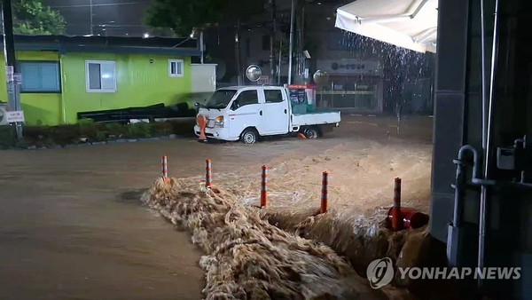 충남 서해안을 중심으로 강한 비가 내린 17일 새벽 충남 서산시 읍내동 도로가 폭우로 잠겨 있다.연합뉴스 제공