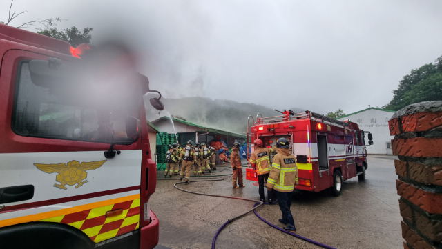 중앙탑면 남양화학 물류창고에서 낙뢰로 인한 화재가 발생해 건물 지붕 일부가 전소된 가운데, 소방대원들이 잔불을 정리하고 있다.사진=충주시