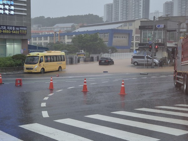 당진정보고등학교 인근 도로 침수로 차량이 물에 잠겨있다.사진=인택진 기자
