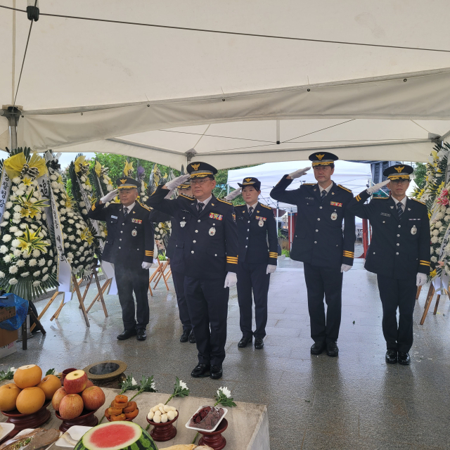▲유동하 논산경찰서장을 비롯한 경찰관들이 75년 전 조국을 위해 산화한 순국경찰의 넋을 기리며 합동묘역 앞에서 경건히 경례하고 있다. 사진=김흥준 기자