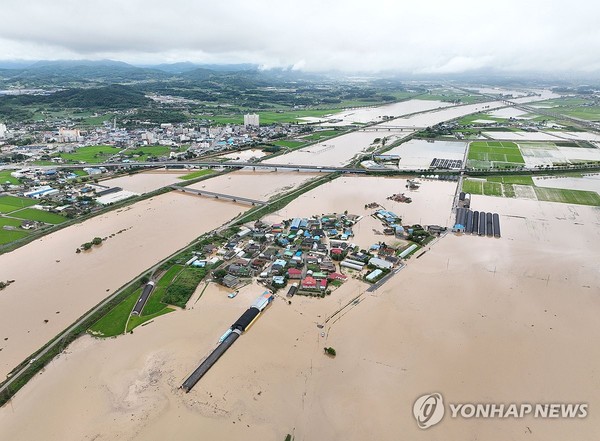  17일 충남 예산군 삽교읍 용동3리 일대 마을이 폭우로 침수돼 있다.연합뉴스 제공.