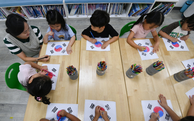 제헌절인 17일 대전 유성구청 어린이집 원생들이 태극기를 그리고 있다. 김주형 기자 kjh2667_@cctoday.co.kr