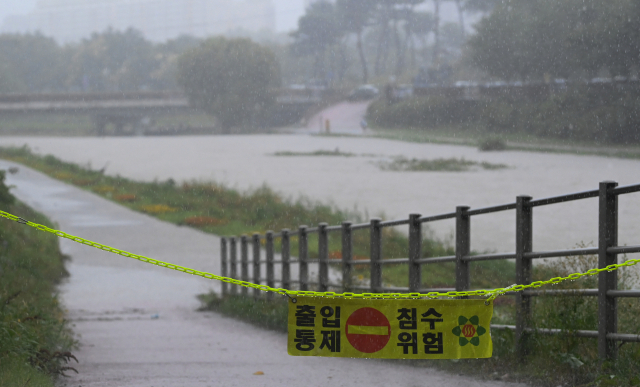많은 비가 내린 17일 대전 유성구 갑천에 출입 통제 안내문이 설치돼 있다. 김주형 기자 kjh2667_@cctoday.co.kr