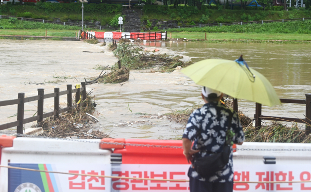 많은 비가 내린 17일 대전 유성구 갑천 일대의 다리가 불어난 물에 잠겨 있다. 김주형 기자 kjh2667_@cctoday.co.kr