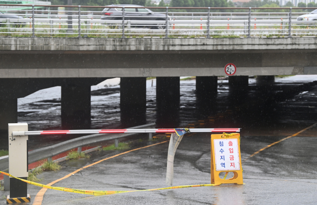 많은 비가 내린 17일 대전 유성구 갑천에 출입 통제 안내문이 설치돼 있다. 김주형 기자 kjh2667_@cctoday.co.kr